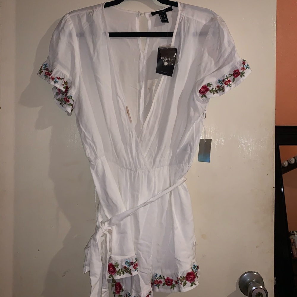 White romper w floral detailing